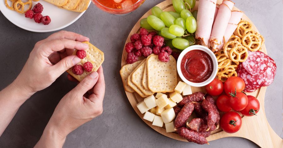 Tabla-de-quesos-con-jamon-y-mermelada